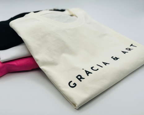Camisetas Gràcia i Art dobladas