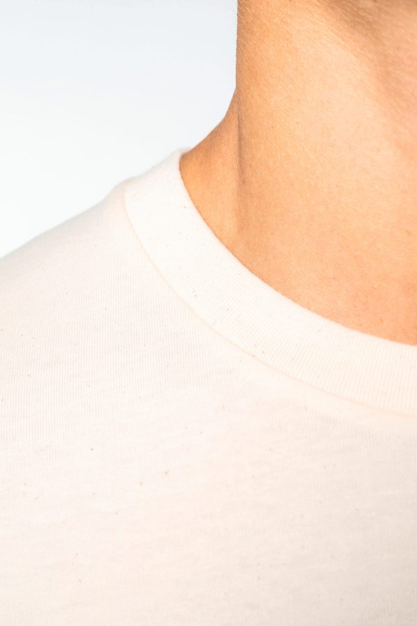 Detalle cuello camiseta crudo Camiseta cristiana Todavía en obras, detalle del cuello