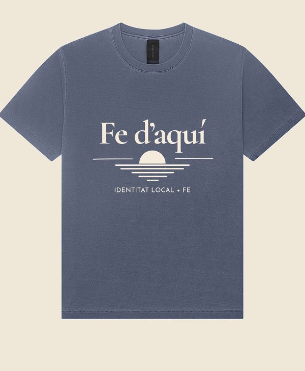 Fe d aqui washed navy - mockup Camiseta cristiana Fe d'aquí azul lavado - algodón teñido en prenda