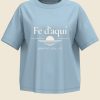Fe d aqui mujer - mockup tamano uniforme Camiseta cristiana Fe d'aquí para mujer, azul mediterráneo - Gràcia i Art