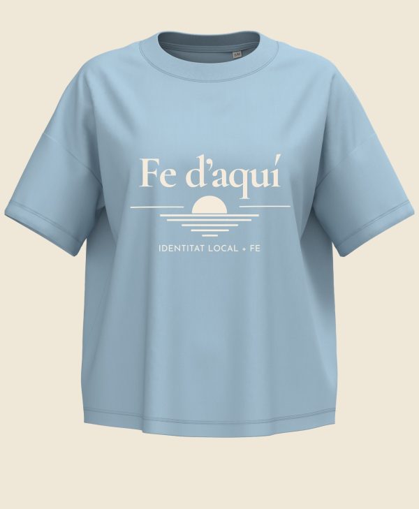 Fe d aqui mujer - mockup tamano uniforme Camiseta cristiana Fe d'aquí para mujer, azul mediterráneo - Gràcia i Art
