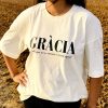 Detalle del estampado GRÀCIA, allò que no es mereix i es rep igual, sobre camiseta de algodón crudo