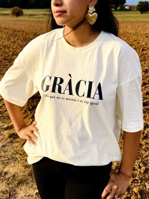 Detalle del estampado GRÀCIA, allò que no es mereix i es rep igual, sobre camiseta de algodón crudo