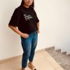 Mujer con la camiseta cristiana De gracia lo recibisteis en negro, de cuerpo entero