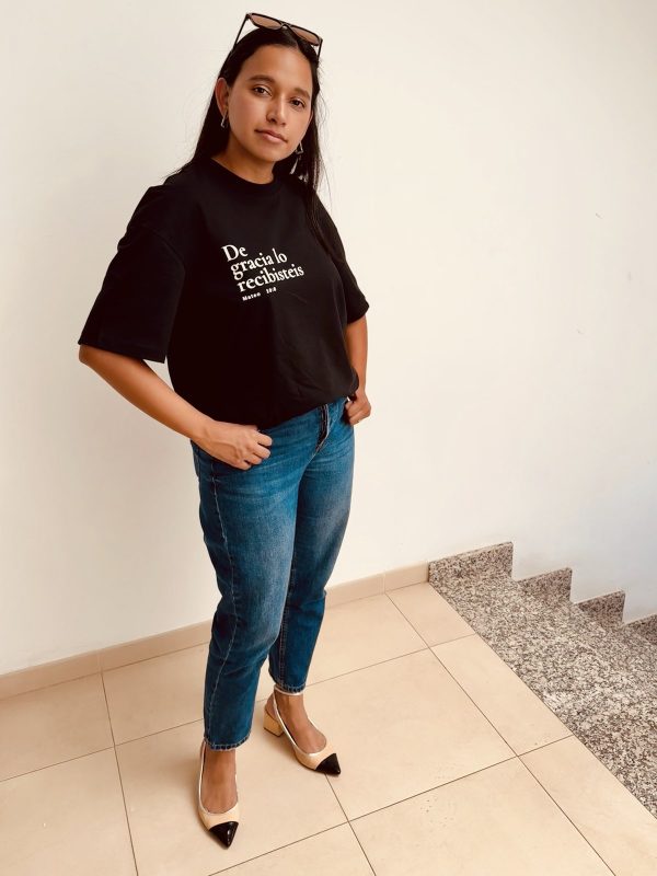 Mujer con la camiseta cristiana De gracia lo recibisteis en negro, de cuerpo entero