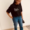Mujer con la camiseta cristiana De gracia lo recibisteis en negro, vista frontal