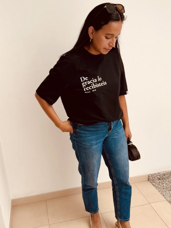 Mujer con la camiseta cristiana De gracia lo recibisteis en negro, vista frontal