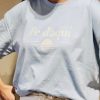 Camiseta Fe d'aquí azul — detalle del estampado Detalle del estampado Fe d'aquí, identitat local + fe, sobre camiseta azul mediterráneo