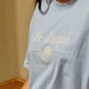 Camiseta Fe d'aquí azul — detalle del tejido Detalle del tejido y la caída de la camiseta Fe d'aquí en azul mediterráneo