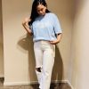 Camiseta Fe d'aquí azul — cuerpo entero Mujer con la camiseta cristiana Fe d'aquí en azul mediterráneo, vista de cuerpo entero