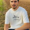 Camiseta Res a demostrar — detalle del estampado Detalle del estampado Res a demostrar, la gràcia com a descans del rendiment, sobre camiseta crudo