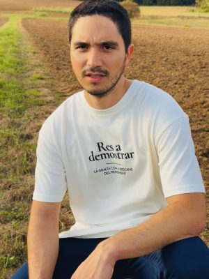 Camiseta Res a demostrar — detalle del estampado Detalle del estampado Res a demostrar, la gràcia com a descans del rendiment, sobre camiseta crudo