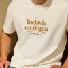 Camiseta Todavía en obras — detalle del estampado Detalle del estampado Todavía en obras, Filipenses 1:6, en color camel sobre camiseta crudo