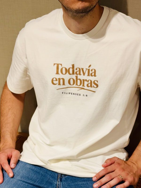 Camiseta Todavía en obras — detalle del estampado Detalle del estampado Todavía en obras, Filipenses 1:6, en color camel sobre camiseta crudo