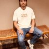 Camiseta Todavía en obras — vista frontal Hombre con la camiseta cristiana Todavía en obras, Filipenses 1:6, vista frontal