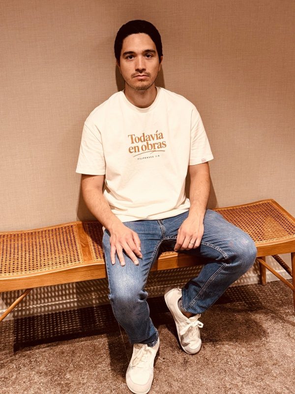 Camiseta Todavía en obras — vista frontal Hombre con la camiseta cristiana Todavía en obras, Filipenses 1:6, vista frontal