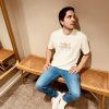 Camiseta Todavía en obras — hombre sentado Hombre sentado con la camiseta cristiana Todavía en obras de algodón orgánico