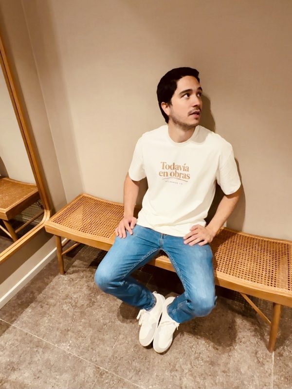 Camiseta Todavía en obras — hombre sentado Hombre sentado con la camiseta cristiana Todavía en obras de algodón orgánico